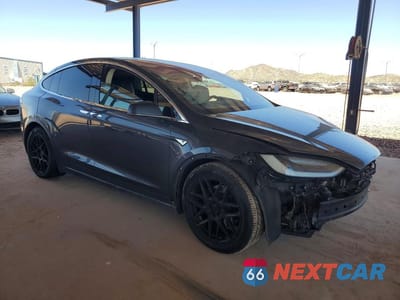 Czwarte zdjęcie samochodu z boku: 2016 TESLA MODEL X VIN:5YJXCAE25GF015479 - miniatura