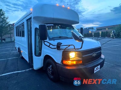 Czwarte zdjęcie samochodu z boku: 2017 CHEV EXPRESS G3500 VIN:1GB3GRBGXH1105601 - miniatura