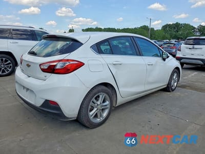 Trzecie zdjęcie samochodu z tyłu: 2017 CHEVROLET CRUZE LT VIN:3G1BE6SM2HS576599 - miniatura