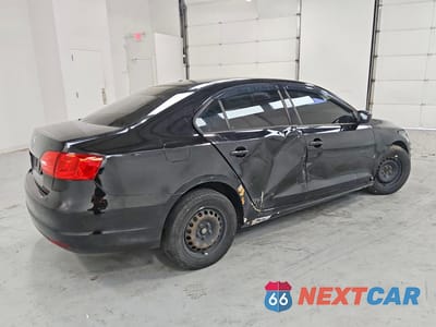 Trzecie zdjęcie samochodu z tyłu: 2013 VOLKSWAGEN JETTA BASE VIN:3VW2K7AJ9DM286529 - miniatura