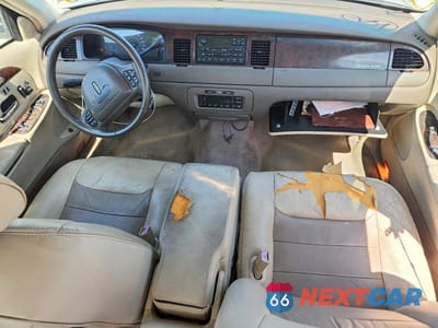 Zdjęcie 8 z 13 samochodu: 1999 LINCOLN TOWN CAR SIGNATURE VIN:1LNHM82W3XY683830 - miniatura