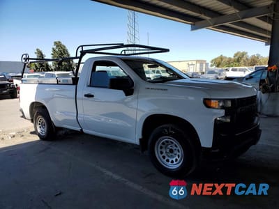 Czwarte zdjęcie samochodu z boku: 2020 CHEVROLET SILVERADO C1500 VIN:3GCNWAEH9LG201128 - miniatura