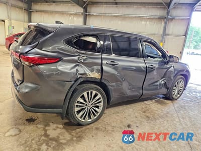 Trzecie zdjęcie samochodu z tyłu: 2021 TOYOTA HIGHLANDER PLATINUM VIN:5TDFZRBH8MS130201 - miniatura