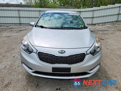 Piąte zdjęcie samochodu w środku: 2016 KIA FORTE LX VIN:KNAFK4A64G5524308 - miniatura