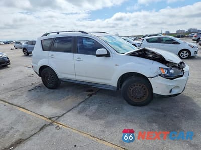 Czwarte zdjęcie samochodu z boku: 2013 MITSUBISHI OUTLANDER ES VIN:JA4AS2AW3DU011080 - miniatura