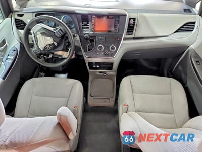 Zdjęcie 8 z 13 samochodu: 2019 TOYOTA SIENNA L 7-PASSENGER VIN:5TDZZ3DC1KS974265 - miniatura