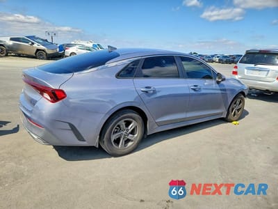 Trzecie zdjęcie samochodu z tyłu: 2021 KIA K5 LX VIN:5XXG24J29MG015018 - miniatura