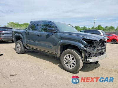 Czwarte zdjęcie samochodu z boku: 2025 TOYOTA TACOMA SR VIN:3TYLD5KN8ST014353 - miniatura
