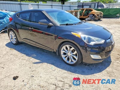Czwarte zdjęcie samochodu z boku: 2015 HYUNDAI VELOSTER BASE VIN:KMHTC6AD8FU225465 - miniatura