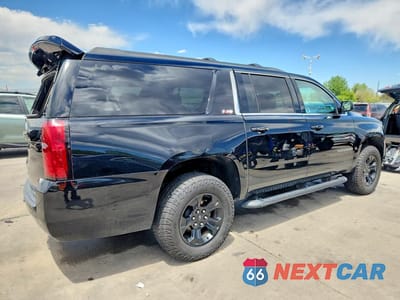 Trzecie zdjęcie samochodu z tyłu: 2018 CHEVROLET SUBURBAN K1500 LT VIN:1GNSKHKC2JR116992 - miniatura