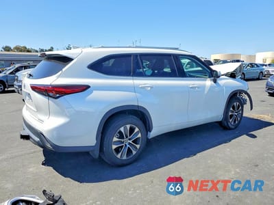 Trzecie zdjęcie samochodu z tyłu: 2022 TOYOTA HIGHLANDER XLE VIN:5TDHZRBH2NS221460 - miniatura