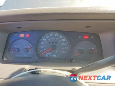 Zdjęcie 9 z 12 samochodu: 2003 MERCURY GRAND MARQUIS GS VIN:2MEFM74W23X636378 - miniatura