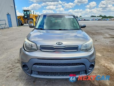 Piąte zdjęcie samochodu w środku: 2018 KIA SOUL BASE VIN:KNDJN2A28J7522384 - miniatura