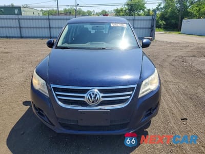 Piąte zdjęcie samochodu w środku: 2011 VOLKSWAGEN TIGUAN S VIN:WVGAV7AX0BW553432 - miniatura