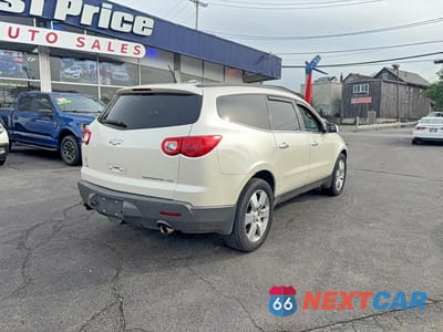 Czwarte zdjęcie samochodu z boku: 2012 CHEVROLET TRAVERSE LTZ VIN:1GNKVLED5CJ288322 - miniatura