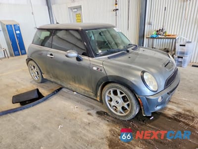 Czwarte zdjęcie samochodu z boku: 2005 MINI COOPER S VIN:WMWRE33455TD97543 - miniatura