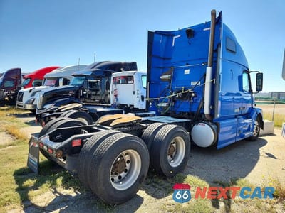 Czwarte zdjęcie samochodu z boku: 2015 VOLVO VNL SEMI TRUCK VIN:4V4NC9EH5FN926054 - miniatura