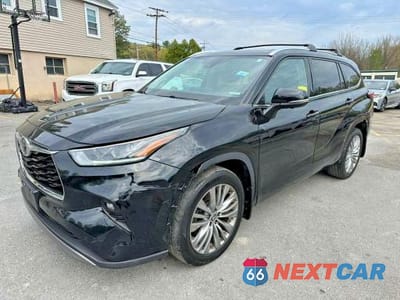 2023 TOYOTA HIGHLANDER PLATINUM 5TDKDRBH8PS035011 - główne zdjęcie licytacji z USA - miniatura