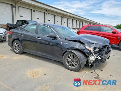 Czwarte zdjęcie samochodu z boku: 2019 KIA OPTIMA LX VIN:5XXGT4L39KG335956 - miniatura