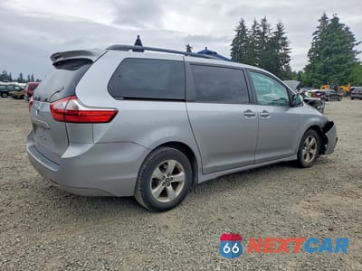 Trzecie zdjęcie samochodu z tyłu: 2018 TOYOTA SIENNA LE VIN:5TDKZ3DC1JS904751 - miniatura