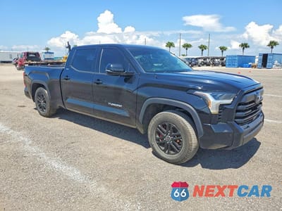Czwarte zdjęcie samochodu z boku: 2023 TOYOTA TUNDRA CREWMAX SR5 VIN:5TFLA5EC4PX014091 - miniatura