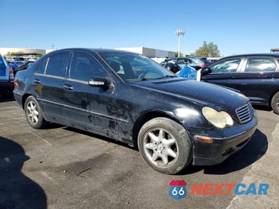 Czwarte zdjęcie samochodu z boku: 2002 MERCEDES-BENZ C 240 VIN:WDBRF61J42F135982 - miniatura