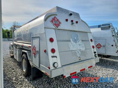 Trzecie zdjęcie samochodu z tyłu: 2005 INTERNATIONAL 4400 FUEL / LUBE TRUCK VIN:1HTMKAAN55H121856 - miniatura