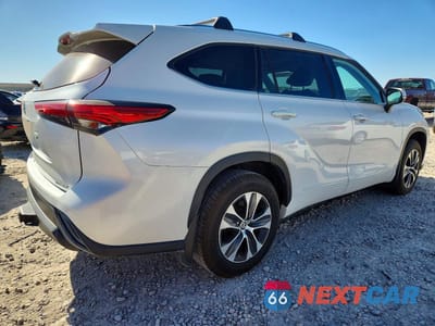 Trzecie zdjęcie samochodu z tyłu: 2021 TOYOTA HIGHLANDER XLE VIN:5TDHZRBH5MS551589 - miniatura