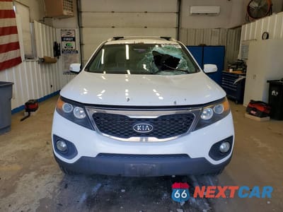 Piąte zdjęcie samochodu w środku: 2012 KIA SORENTO LX VIN:5XYKTDA66CG259553 - miniatura