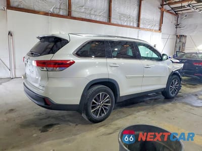 Trzecie zdjęcie samochodu z tyłu: 2019 TOYOTA HIGHLANDER XLE VIN:5TDJZRFHXKS600259 - miniatura