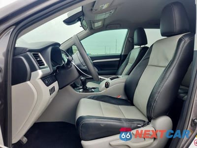 Zdjęcie 7 z 13 samochodu: 2019 TOYOTA HIGHLANDER LE VIN:5TDZARFH0KS053545 - miniatura