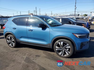 Czwarte zdjęcie samochodu z boku: 2024 VOLVO XC40 PLUS VIN:YV4L12UL7R2363047 - miniatura