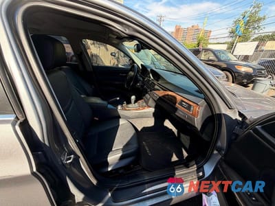 Piąte zdjęcie samochodu w środku: 2011 BMW 335 XI VIN:WBAPL5C57BA742397 - miniatura