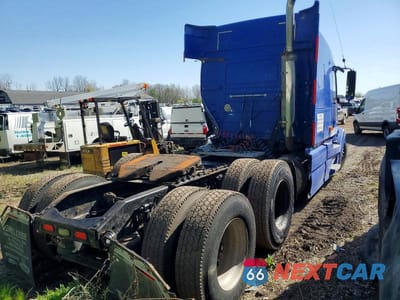 Czwarte zdjęcie samochodu z boku: 2007 VOLVO VNL SEMI TRUCK VIN:4V4NC9GH97N468257 - miniatura