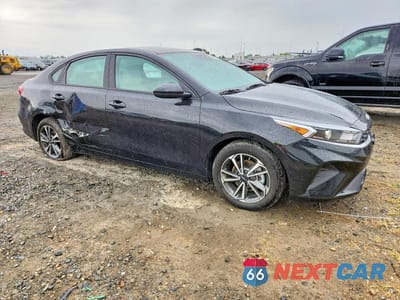 Czwarte zdjęcie samochodu z boku: 2023 KIA FORTE LXS VIN:3KPF24AD2PE593102 - miniatura