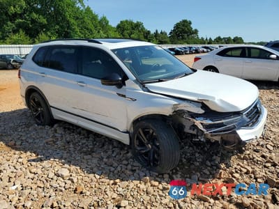 Czwarte zdjęcie samochodu z boku: 2024 VOLKSWAGEN TIGUAN SE R-LINE BLACK VIN:3VV8B7AX9RM109683 - miniatura