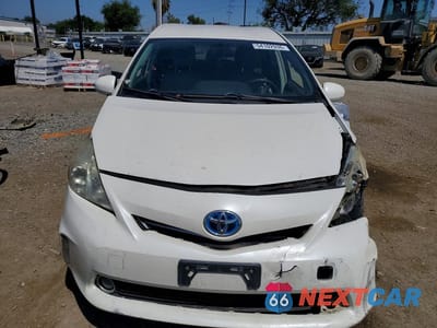 Piąte zdjęcie samochodu w środku: 2013 TOYOTA PRIUS V THREE VIN:JTDZN3EU8D3218276 - miniatura