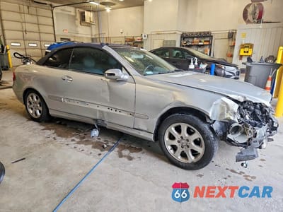 Czwarte zdjęcie samochodu z boku: 2004 MERCEDES-BENZ CLK 320 VIN:WDBTK65GX4T030948 - miniatura
