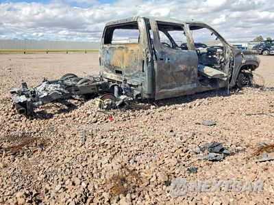 Trzecie zdjęcie samochodu z tyłu: 2025 TOYOTA TUNDRA SR5 VIN:5TFLA5DB3SX251527 - miniatura