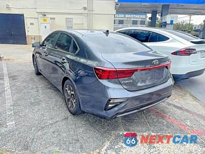 Trzecie zdjęcie samochodu z tyłu: 2021 KIA FORTE LXS VIN:3KPF24AD7ME316523 - miniatura