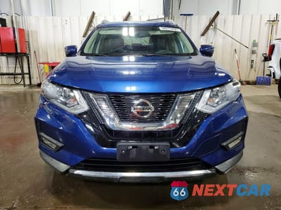 Piąte zdjęcie samochodu w środku: 2017 NISSAN ROGUE SL VIN:5N1AT2MV9HC889061 - miniatura