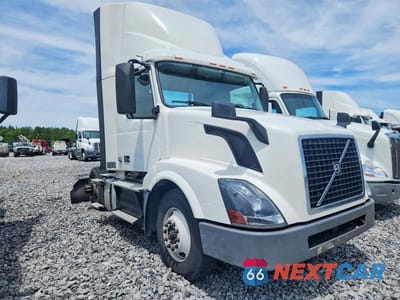 2017 VOLVO VNL SEMI TRUCK 4V4N39TG4HN988137 - główne zdjęcie licytacji z USA - miniatura