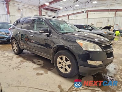 Czwarte zdjęcie samochodu z boku: 2012 CHEVROLET TRAVERSE LT VIN:1GNKRJED6CJ281937 - miniatura