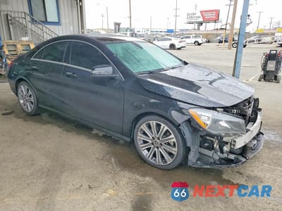 Czwarte zdjęcie samochodu z boku: 2019 MERCEDES-BENZ CLA 250 VIN:WDDSJ4EB2KN749885 - miniatura