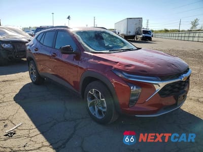 Czwarte zdjęcie samochodu z boku: 2025 CHEVROLET TRAX 1LT VIN:KL77LHEP4SC234831 - miniatura