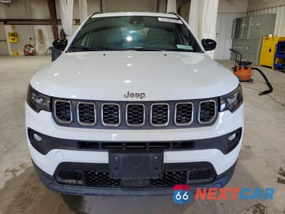 Piąte zdjęcie samochodu w środku: 2025 JEEP COMPASS LATITUDE VIN:3C4NJDBN8ST516406 - miniatura
