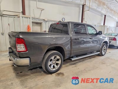 Trzecie zdjęcie samochodu z tyłu: 2021 RAM 1500 BIG HORN VIN:1C6SRFFT5MN787028 - miniatura