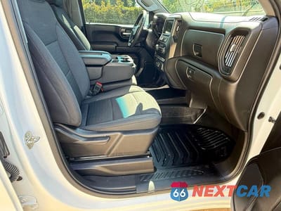Piąte zdjęcie samochodu w środku: 2022 CHEVROLET SILVERADO K1500 VIN:1GCRDAEDXNZ507794 - miniatura