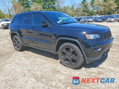 Czwarte zdjęcie samochodu z boku: 2019 JEEP GRAND CHEROKEE LAREDO VIN:1C4RJFAG0KC566177 - miniatura