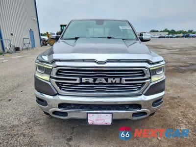 Piąte zdjęcie samochodu w środku: 2019 RAM 1500 LARAMIE VIN:1C6SRFJT2KN513614 - miniatura